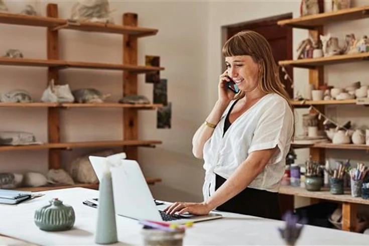 woman-standing-at-laptop-750x500.webp